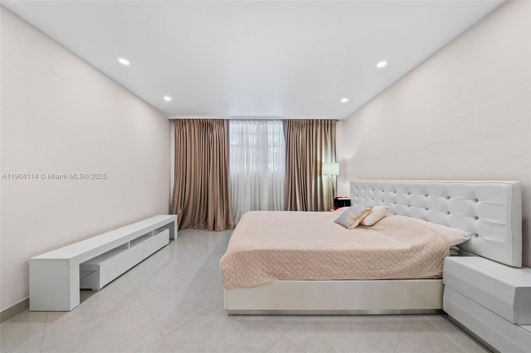 For Sale: $480,000 (1 beds, 1 baths, 1000 Square Feet)