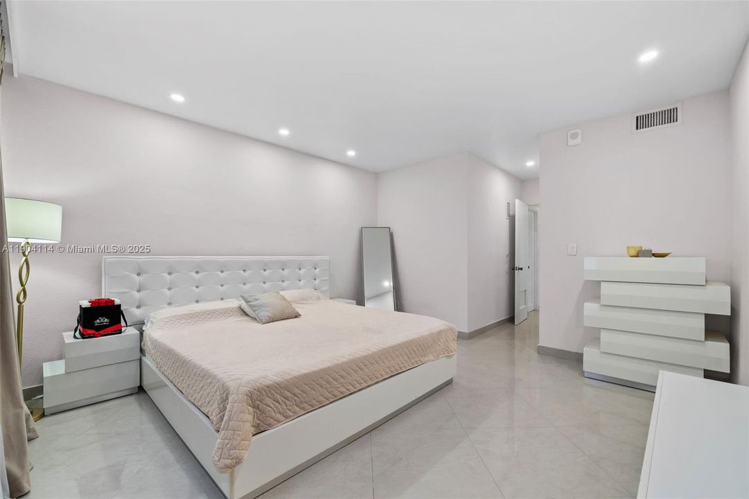 For Sale: $480,000 (1 beds, 1 baths, 1000 Square Feet)