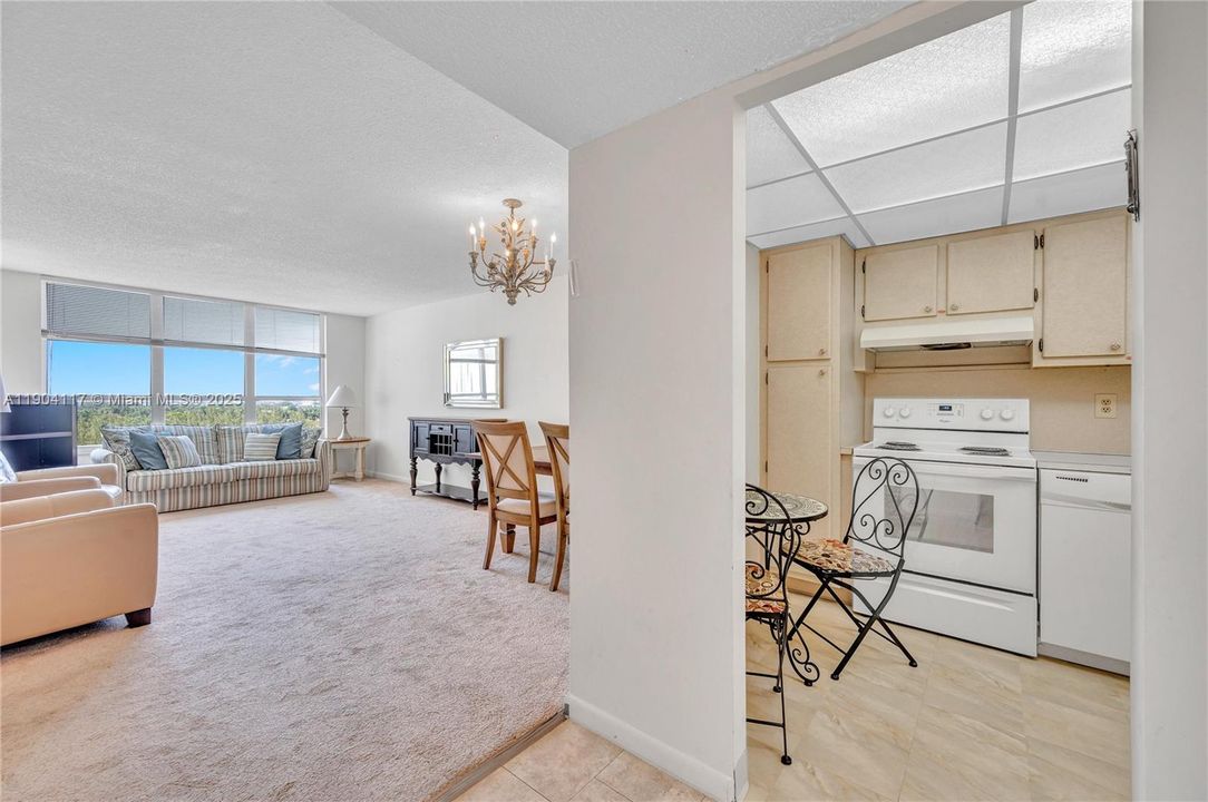 Active With Contract: $485,000 (1 beds, 1 baths, 740 Square Feet)