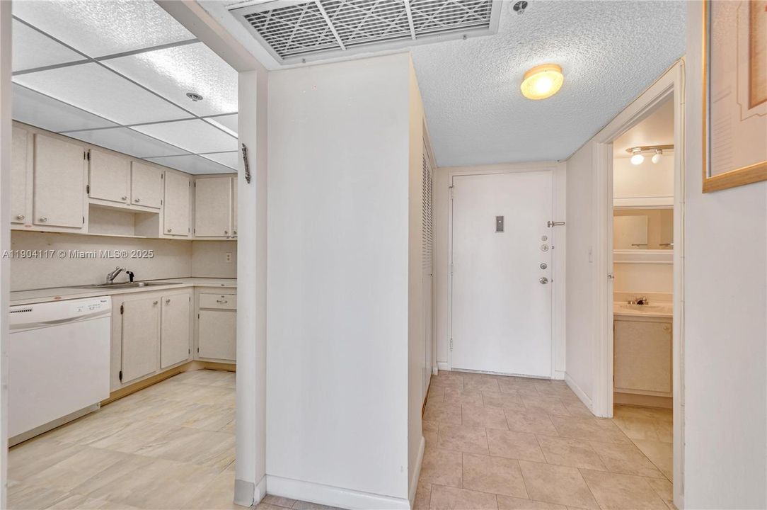 Active With Contract: $485,000 (1 beds, 1 baths, 740 Square Feet)