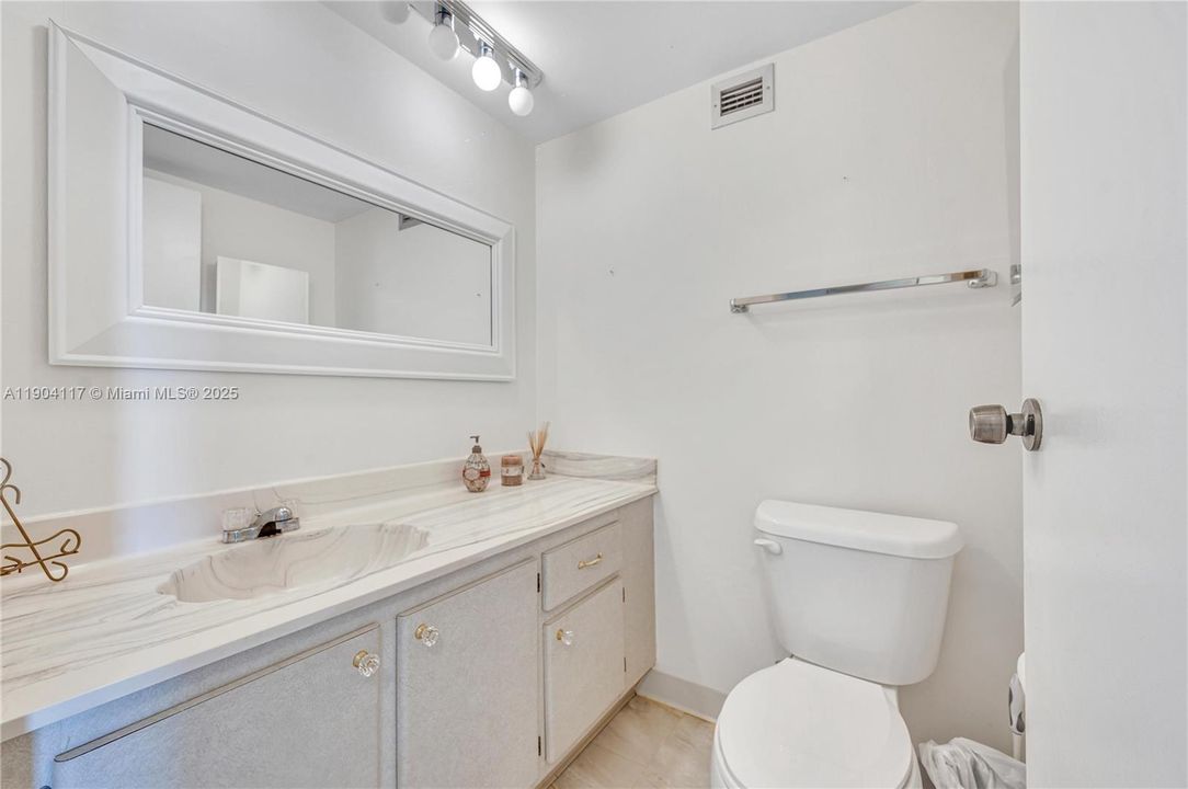 Active With Contract: $485,000 (1 beds, 1 baths, 740 Square Feet)