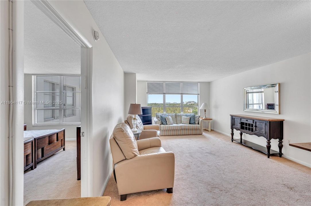 Active With Contract: $485,000 (1 beds, 1 baths, 740 Square Feet)