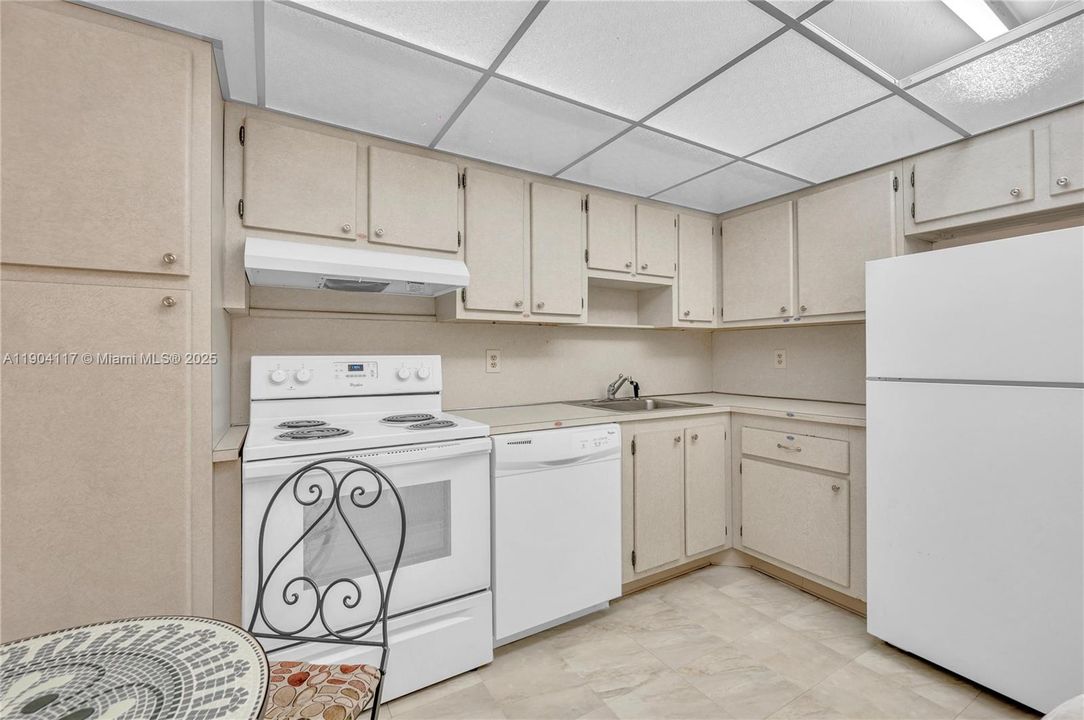 Active With Contract: $485,000 (1 beds, 1 baths, 740 Square Feet)