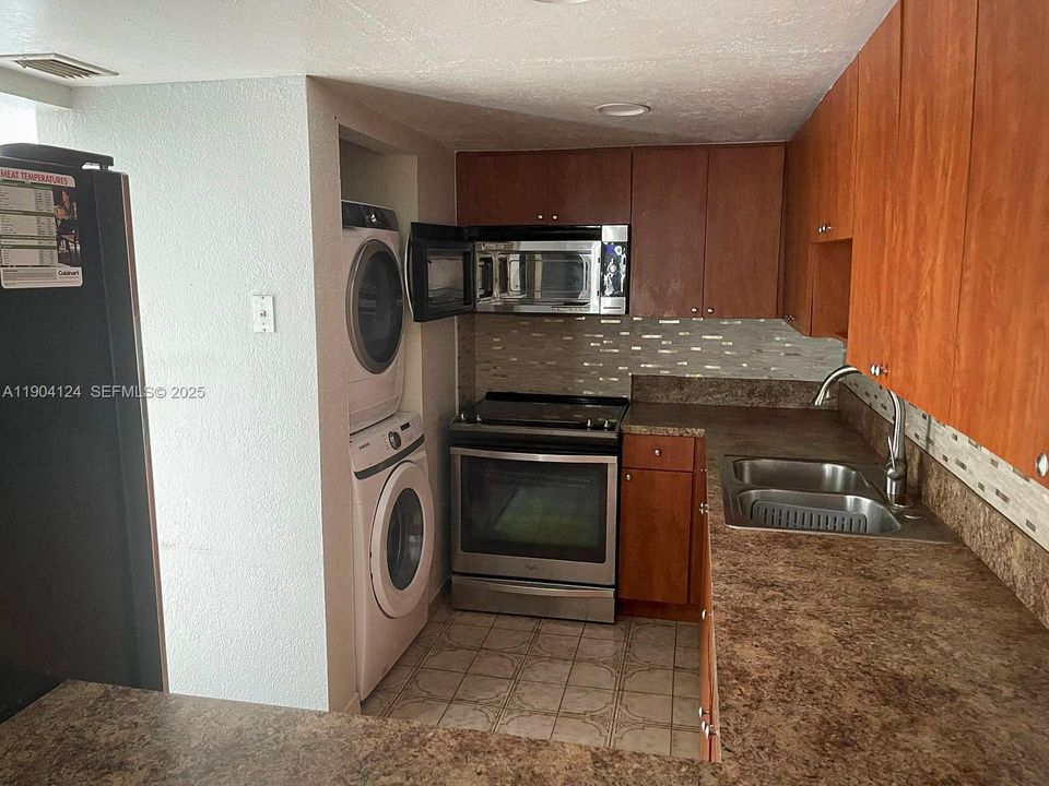 For Rent: $2,300 (2 beds, 2 baths, 960 Square Feet)