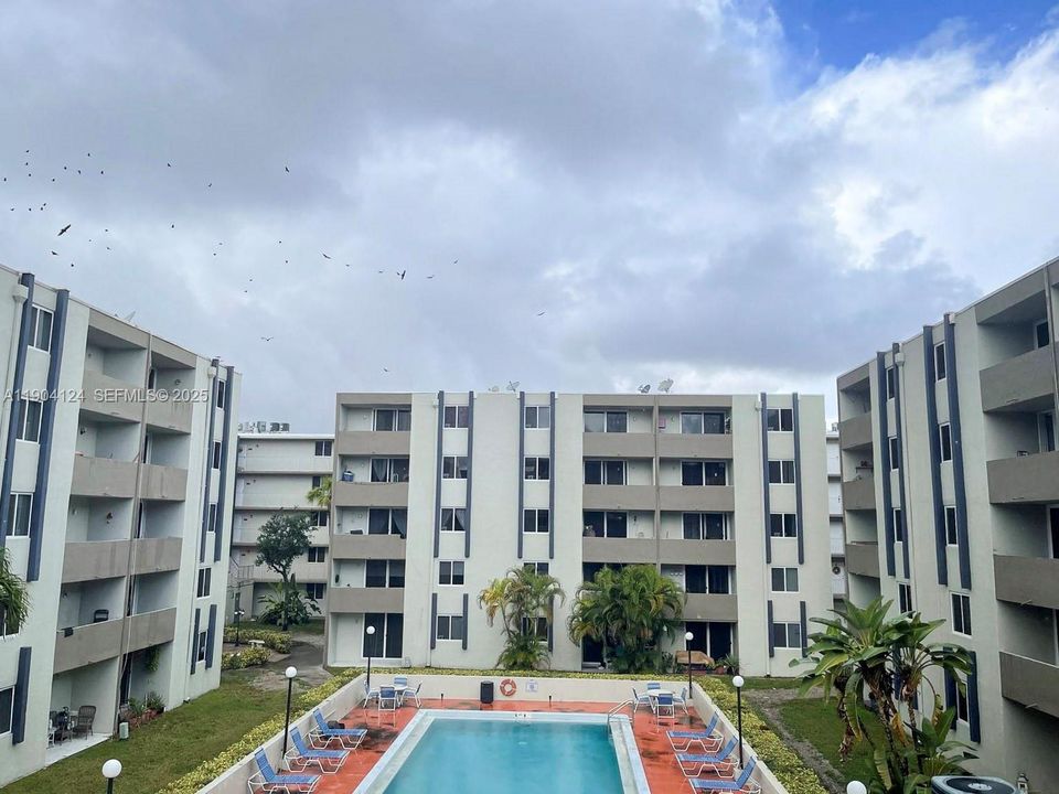 For Rent: $2,300 (2 beds, 2 baths, 960 Square Feet)