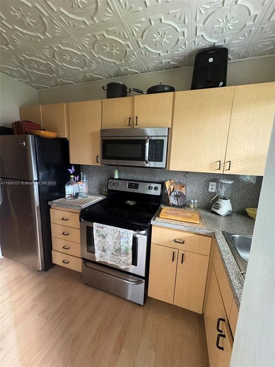 For Rent: $1,600 (1 beds, 1 baths, 700 Square Feet)
