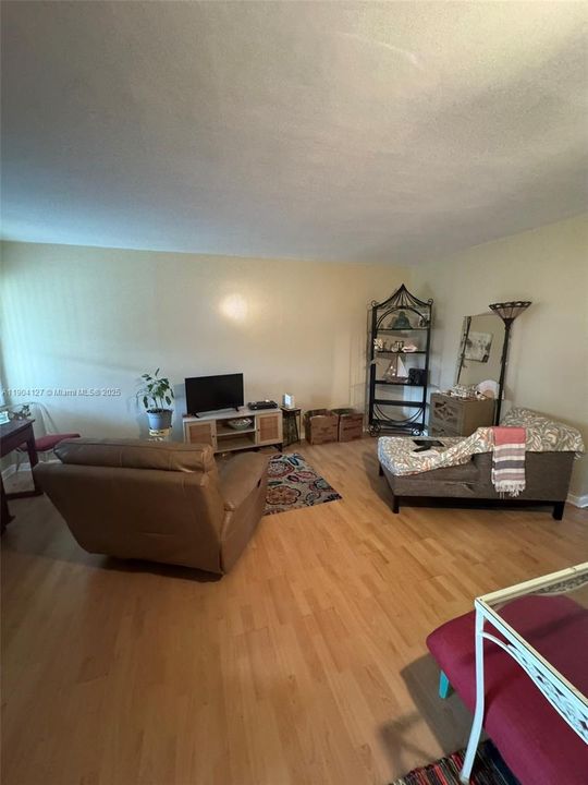 For Rent: $1,600 (1 beds, 1 baths, 700 Square Feet)