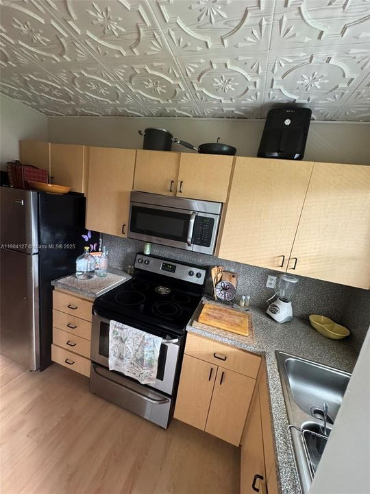 For Rent: $1,600 (1 beds, 1 baths, 700 Square Feet)