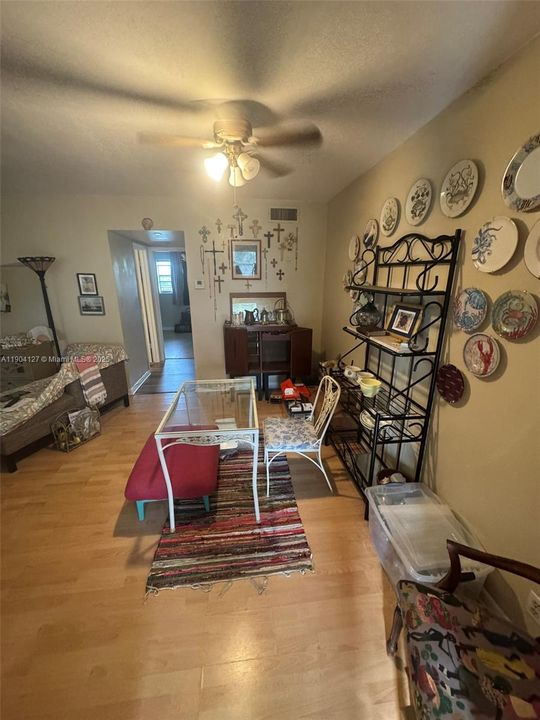 For Rent: $1,600 (1 beds, 1 baths, 700 Square Feet)