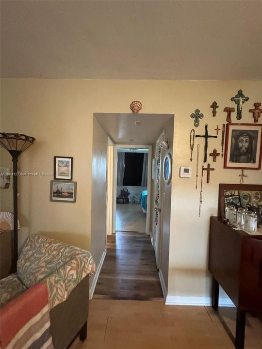 For Rent: $1,600 (1 beds, 1 baths, 700 Square Feet)