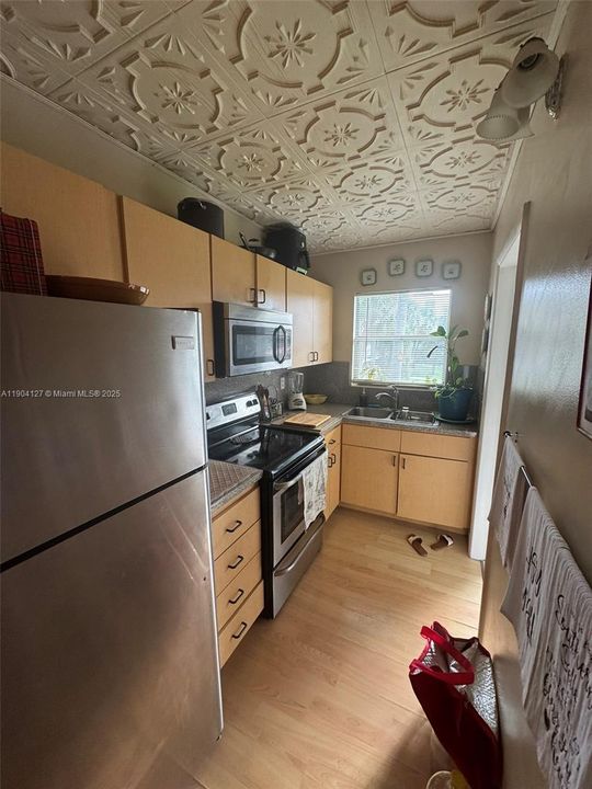 For Rent: $1,600 (1 beds, 1 baths, 700 Square Feet)