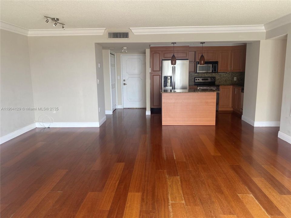 For Rent: $2,700 (2 beds, 2 baths, 1466 Square Feet)