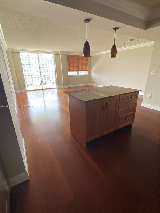 For Rent: $2,700 (2 beds, 2 baths, 1466 Square Feet)