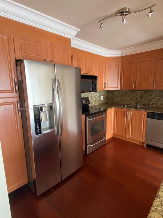 For Rent: $2,700 (2 beds, 2 baths, 1466 Square Feet)