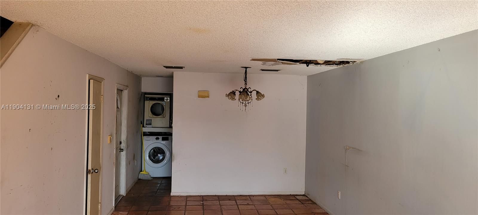 合同活跃: $600,000 (2 贝兹, 2 浴室, 1100 平方英尺)