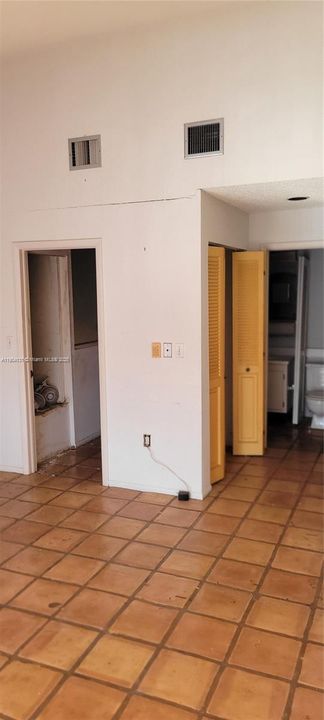 合同活跃: $600,000 (2 贝兹, 2 浴室, 1100 平方英尺)