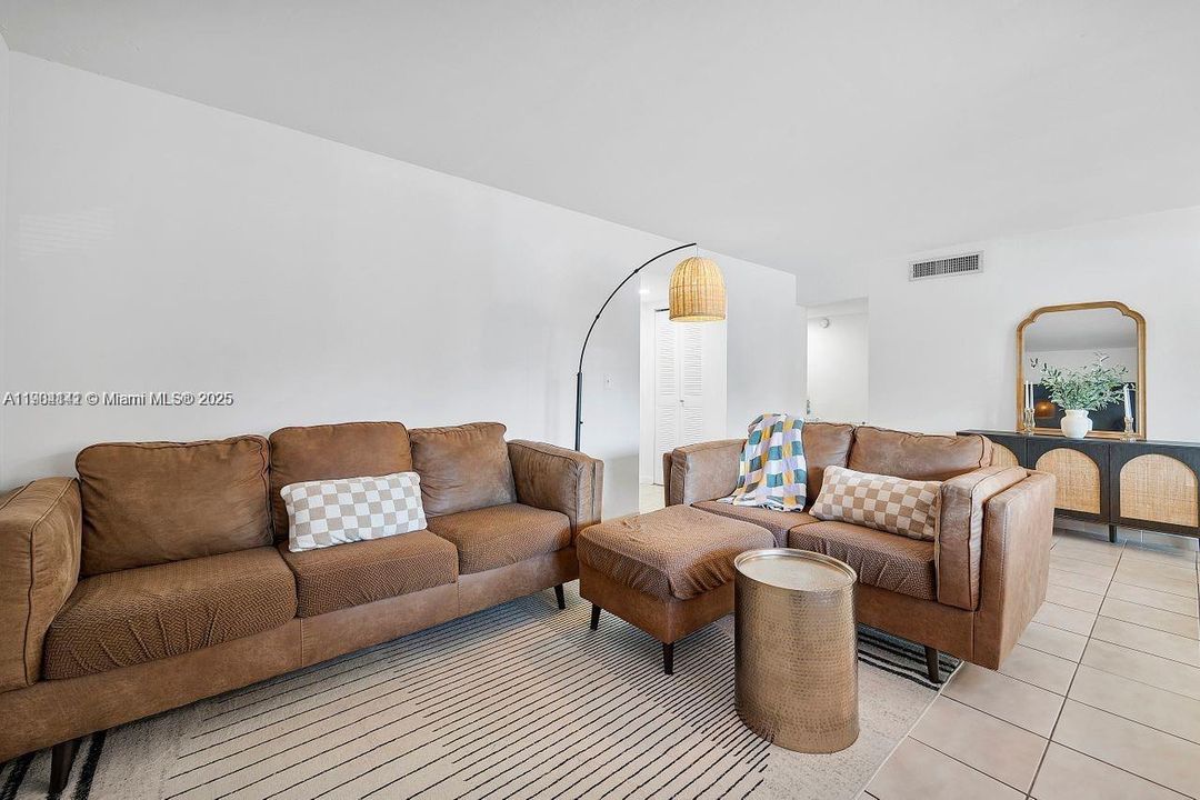 Recently Rented: $3,000 (3 beds, 2 baths, 1083 Square Feet)