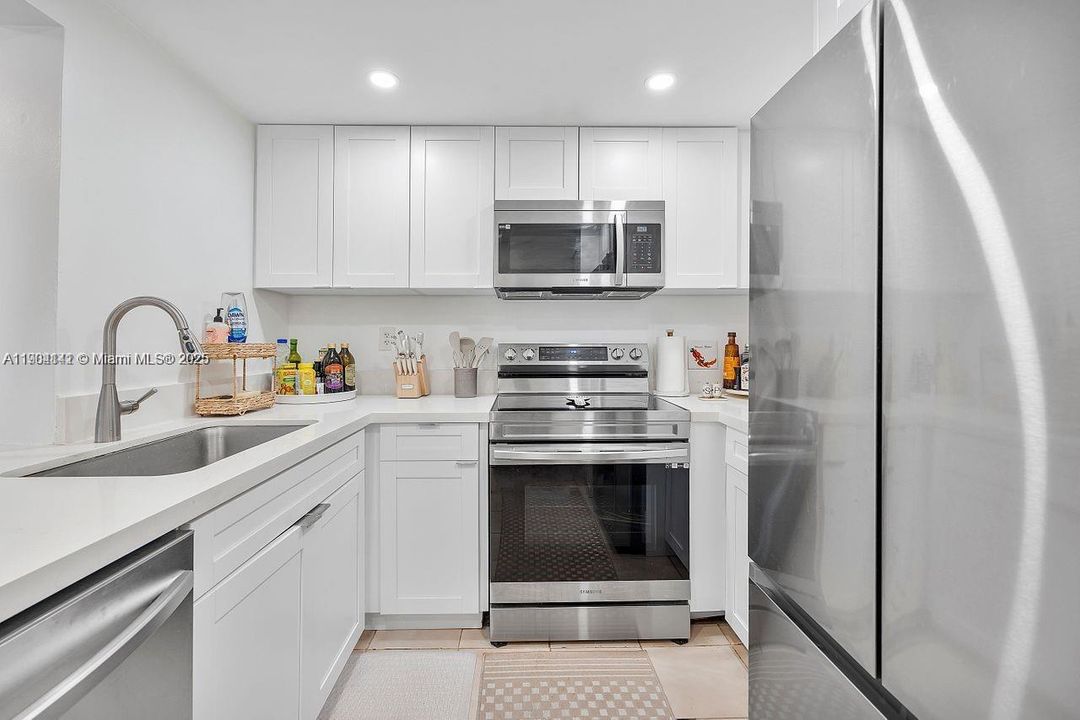 Recently Rented: $3,000 (3 beds, 2 baths, 1083 Square Feet)