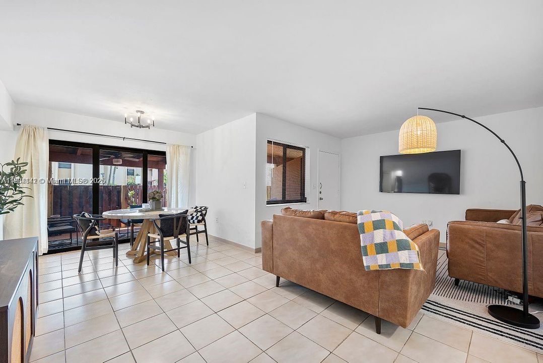 Recently Rented: $3,000 (3 beds, 2 baths, 1083 Square Feet)