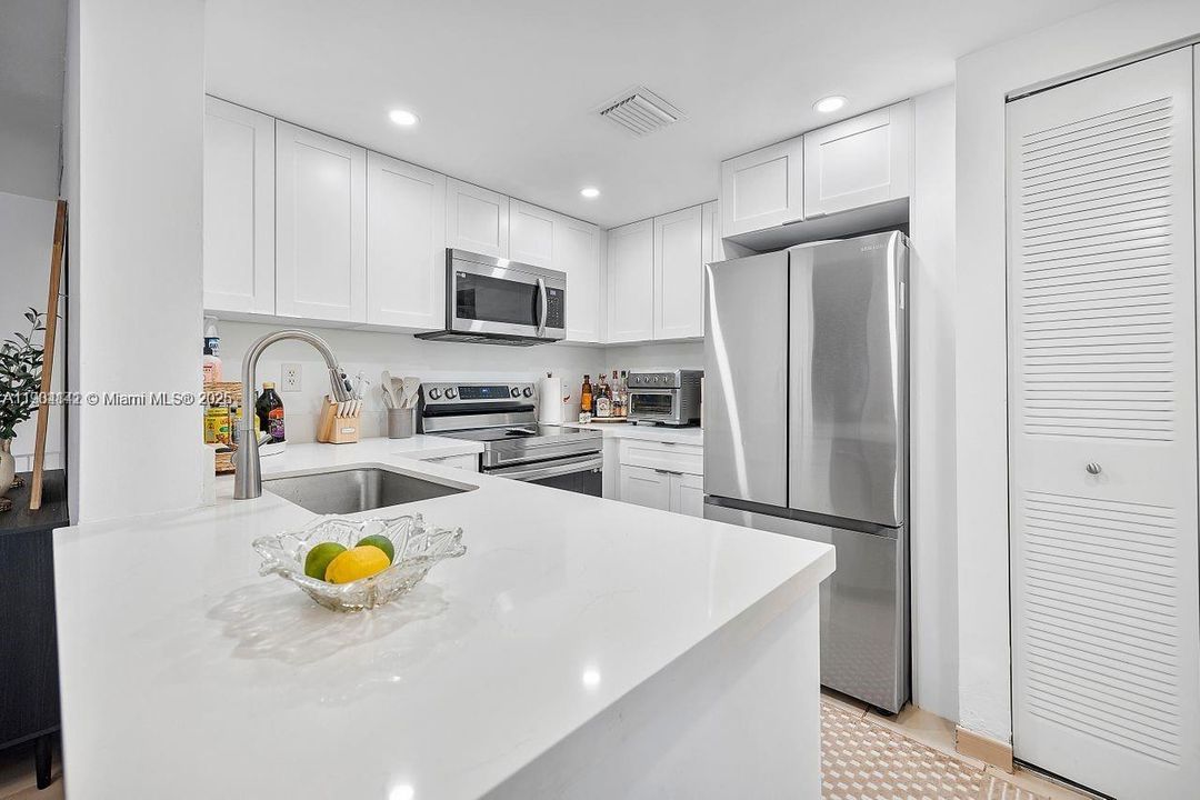 Recently Rented: $3,000 (3 beds, 2 baths, 1083 Square Feet)