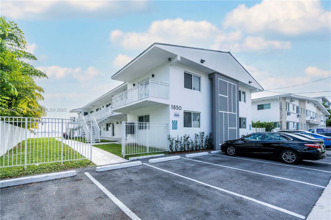 Recently Rented: $1,950 (1 beds, 1 baths, 610 Square Feet)