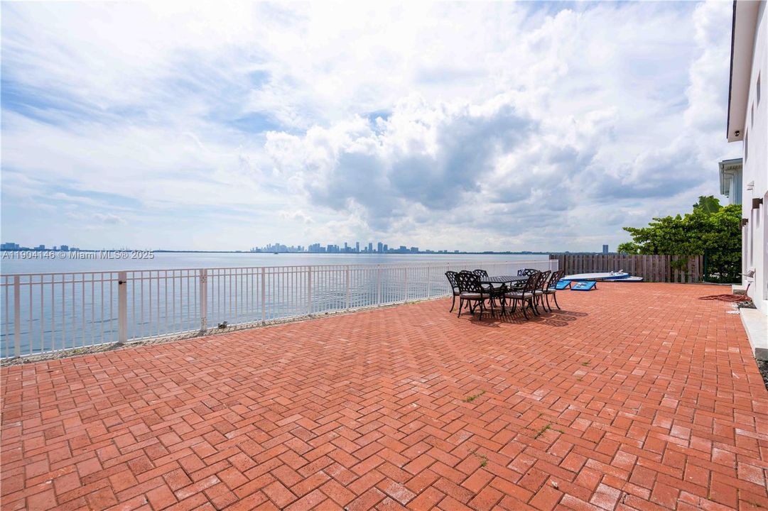 Recently Rented: $1,950 (1 beds, 1 baths, 610 Square Feet)