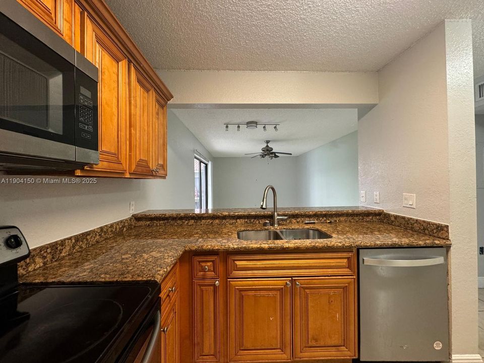 Recently Rented: $1,850 (2 beds, 1 baths, 904 Square Feet)