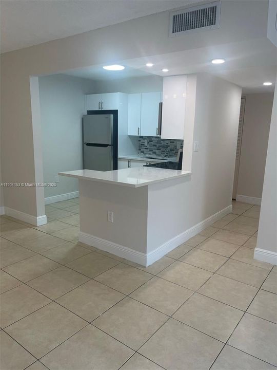 For Rent: $2,100 (1 beds, 1 baths, 810 Square Feet)
