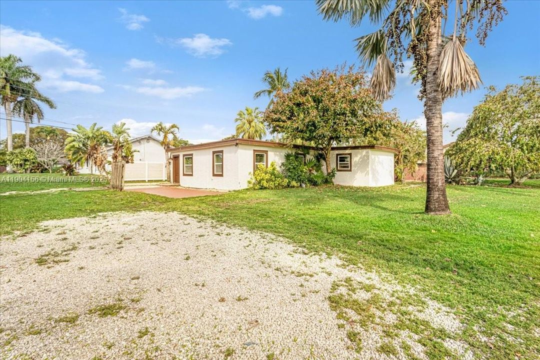 Recently Rented: $3,000 (3 beds, 2 baths, 1410 Square Feet)