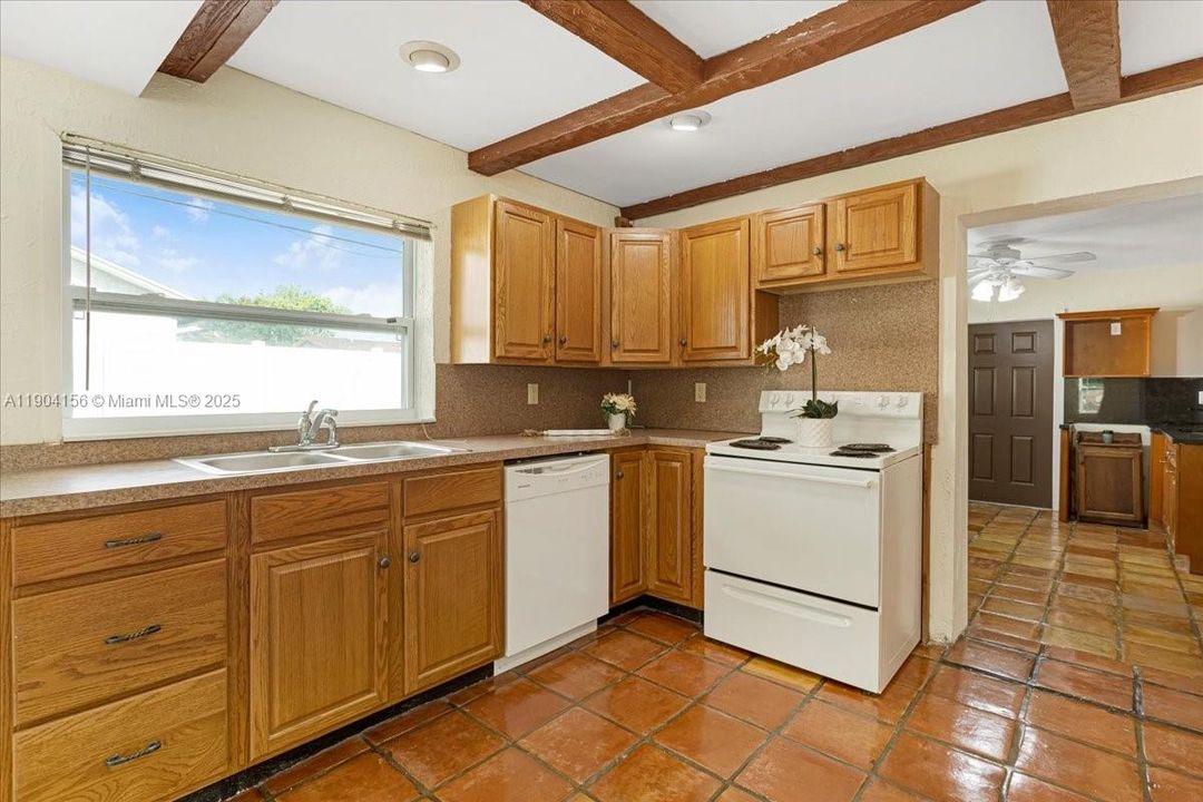 Recently Rented: $3,000 (3 beds, 2 baths, 1410 Square Feet)