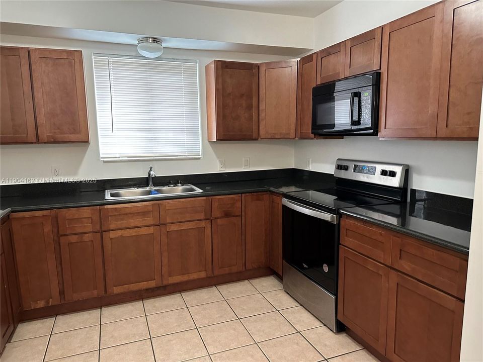 Active With Contract: $1,995 (2 beds, 1 baths, 900 Square Feet)