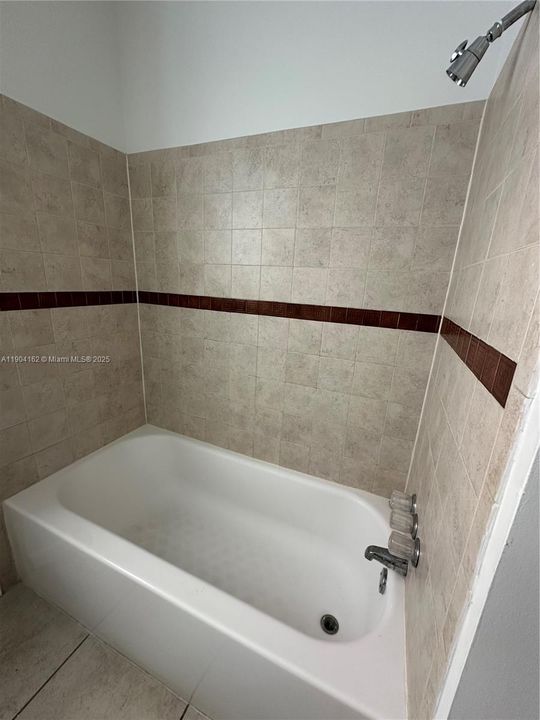 Active With Contract: $1,995 (2 beds, 1 baths, 900 Square Feet)