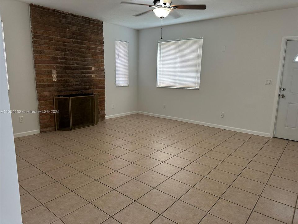 Active With Contract: $1,995 (2 beds, 1 baths, 900 Square Feet)