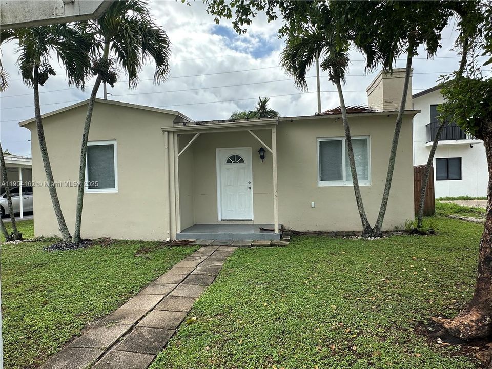 Active With Contract: $1,995 (2 beds, 1 baths, 900 Square Feet)