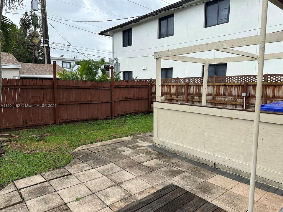 Active With Contract: $1,995 (2 beds, 1 baths, 900 Square Feet)