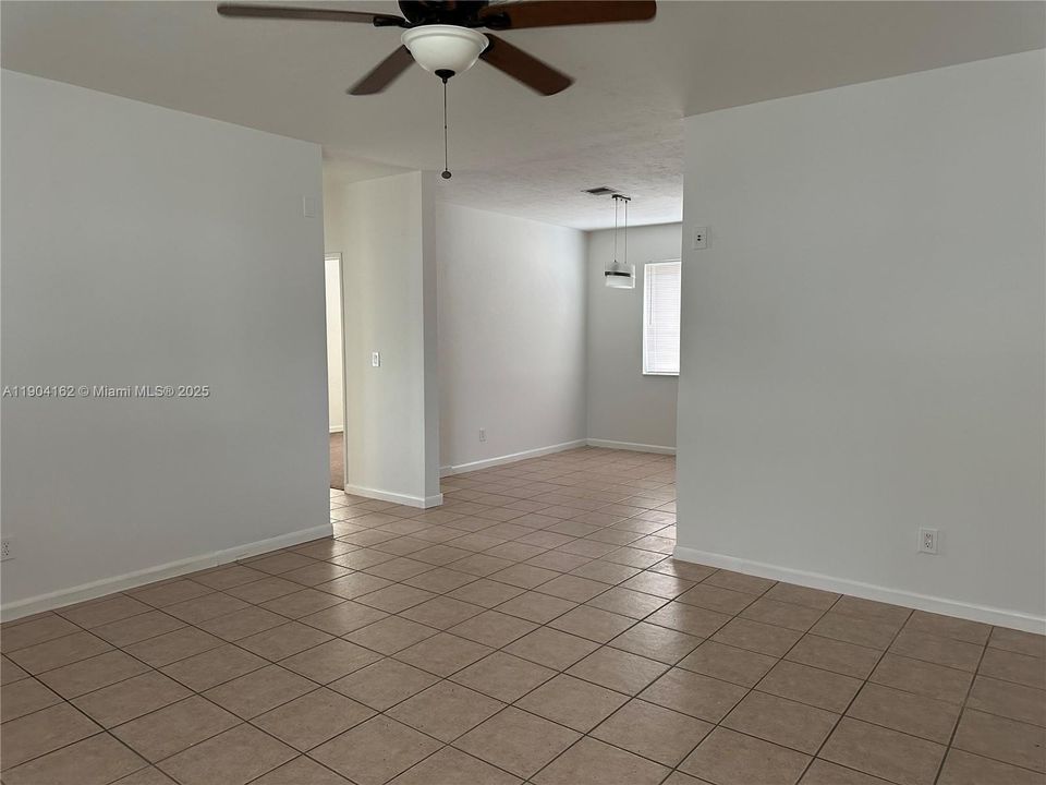 Active With Contract: $1,995 (2 beds, 1 baths, 900 Square Feet)