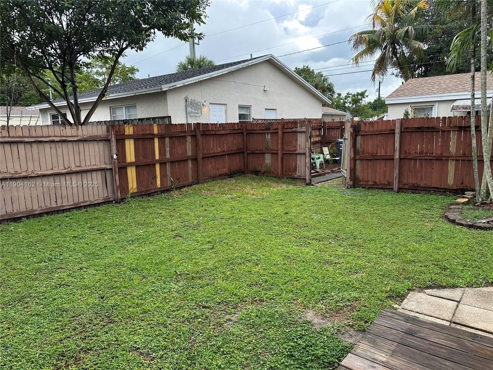 Active With Contract: $1,995 (2 beds, 1 baths, 900 Square Feet)