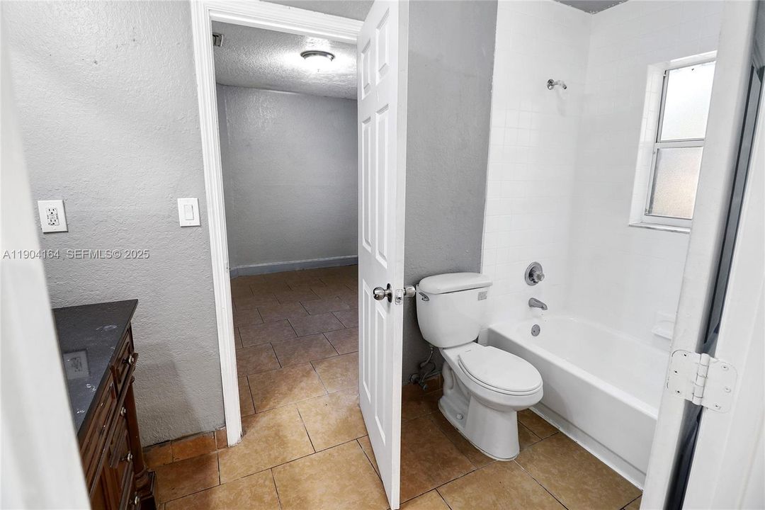 待售: $410,000 (4 贝兹, 2 浴室, 1256 平方英尺)