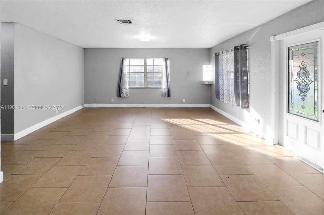 待售: $410,000 (4 贝兹, 2 浴室, 1256 平方英尺)