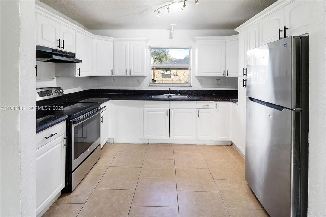 待售: $410,000 (4 贝兹, 2 浴室, 1256 平方英尺)