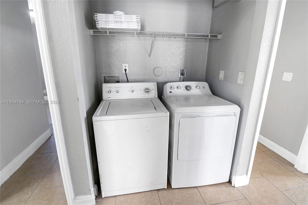 待售: $410,000 (4 贝兹, 2 浴室, 1256 平方英尺)