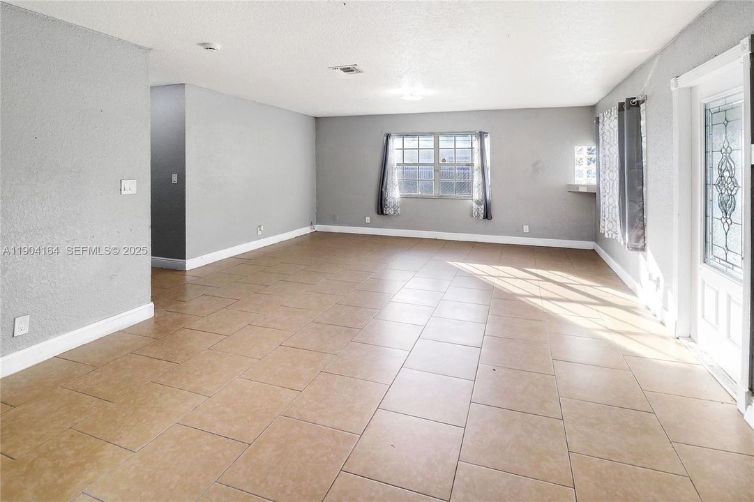 待售: $410,000 (4 贝兹, 2 浴室, 1256 平方英尺)