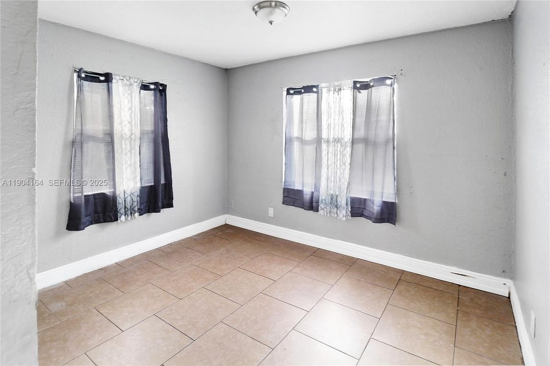 待售: $410,000 (4 贝兹, 2 浴室, 1256 平方英尺)