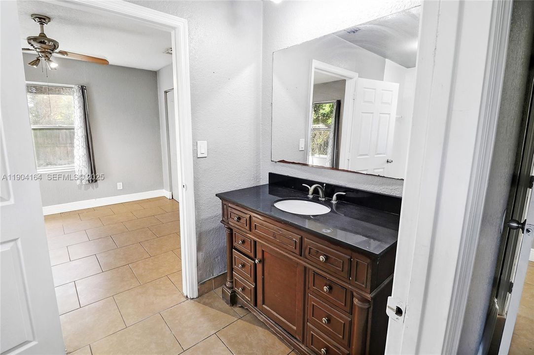 待售: $410,000 (4 贝兹, 2 浴室, 1256 平方英尺)