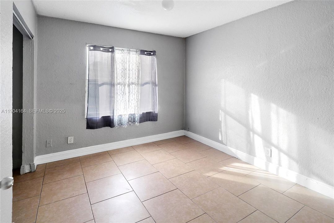 待售: $410,000 (4 贝兹, 2 浴室, 1256 平方英尺)