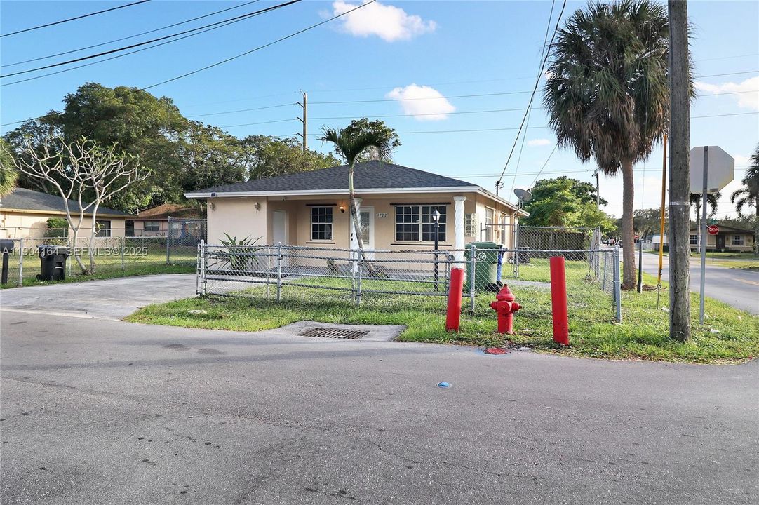 待售: $410,000 (4 贝兹, 2 浴室, 1256 平方英尺)