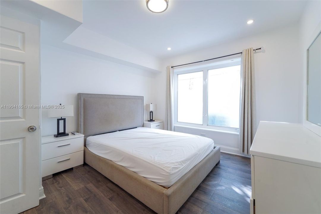 Active With Contract: $3,200 (3 beds, 1 baths, 1120 Square Feet)