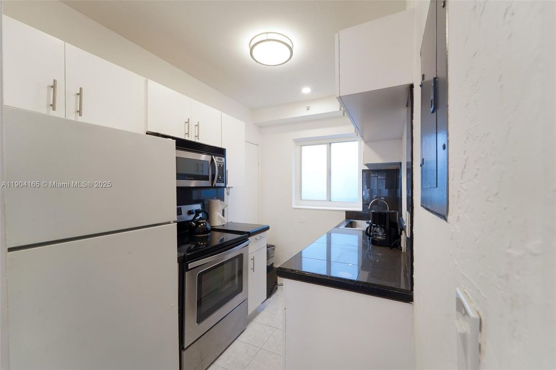 Active With Contract: $3,200 (3 beds, 1 baths, 1120 Square Feet)