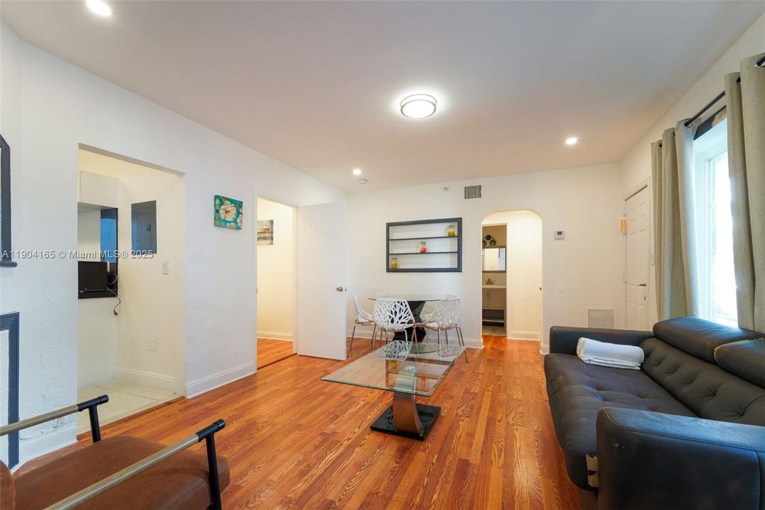 Active With Contract: $3,200 (3 beds, 1 baths, 1120 Square Feet)