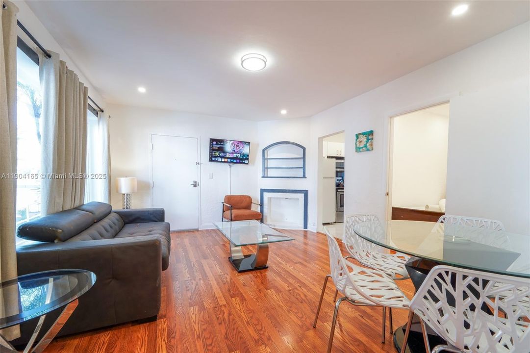 Active With Contract: $3,200 (3 beds, 1 baths, 1120 Square Feet)